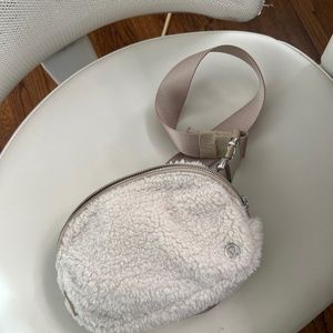NWOT  Everywhere Belt Bag Fleece